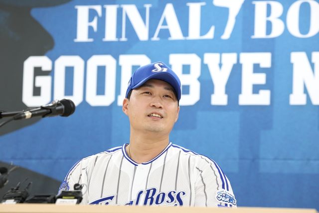 30일 오후 대구삼성라이온즈파크에서 열리는 '2025 신한 SOL Bank KBO리그' KIA 타이거즈와 삼성 라이온즈의 경기, 경기 전 삼성 오승환이 은퇴식 기자회견에서 소감을 밝히고 있다. 삼성 라이온즈