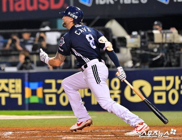 30일 오후 서울 송파구 잠실야구장에서 열린 '2025 신한 SOL Bank KBO리그' 두산 베어스와 LG 트윈스의 경기, 9회초 1사 1,2루 두산 케이브가 2타점 2루타를 날리고 있다. 엑스포츠뉴스 잠실, 김한준 기자