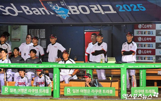 30일 오후 서울 송파구 잠실야구장에서 열린 '2025 신한 SOL Bank KBO리그' 두산 베어스와 LG 트윈스의 경기, 9회말 LG 선수단이 더그아웃에서 경기를 지켜보고 있다. 엑스포츠뉴스 잠실, 김한준 기자