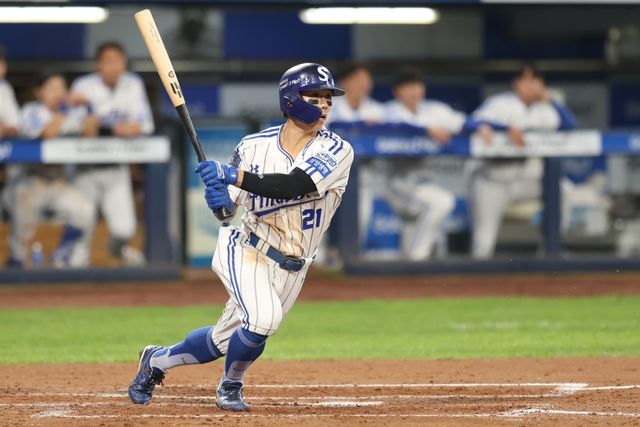 30일 오후 대구삼성라이온즈파크에서 열린 '2025 신한 SOL Bank KBO리그' KIA 타이거즈와 삼성 라이온즈의 경기, 5회말 1사 3루 삼성 김성윤이 타격하고 있다. 결과는 2루수 포구 실책. 삼성 라이온즈