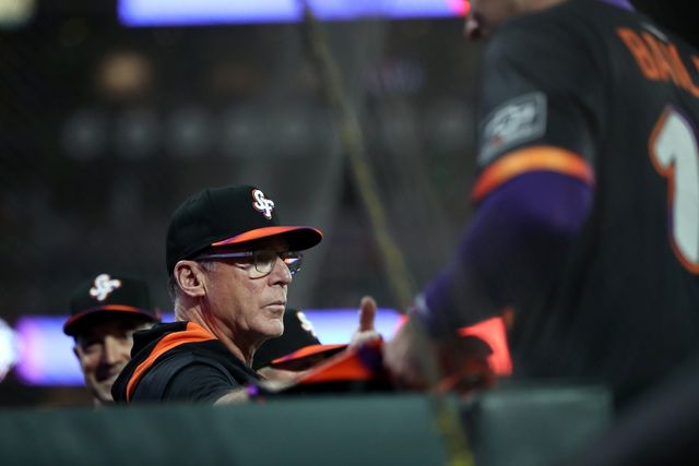 샌프란시스코 자이언츠가 30일(한국시간) 멜빈 감독을 경질했다. 계약 기간이 1년 남았지만, 2년 연속 포스트시즌 진출에 실패하면서 멜빈 감독과의 동행을 마무리했다. 새 사령탑 후보로는 스킵 슈마커 전 마이애미 말린스 감독, 크레이그 앨버나즈 클리블랜드 수석코치 등이 거론되고 있다. AP 연합뉴스