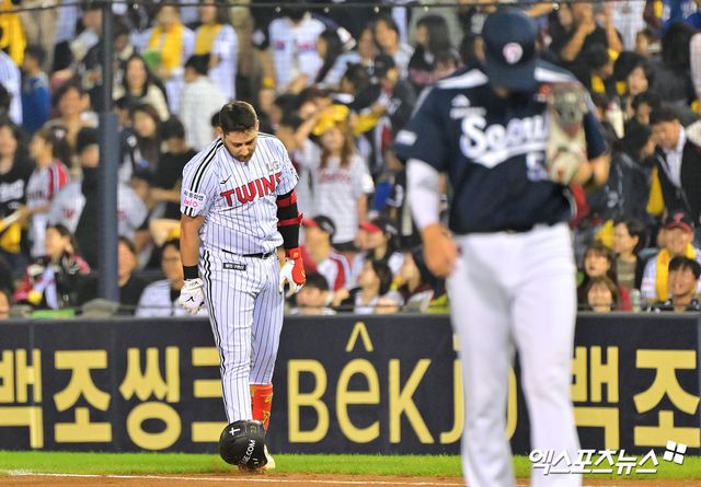  30일 오후 서울 송파구 잠실야구장에서 열린 '2025 신한 SOL Bank KBO리그' 두산 베어스와 LG 트윈스의 경기, 6회말 1사 1,2루 LG 오스틴이 병살타로 아웃된 후 아쉬워하고 있다. 엑스포츠뉴스 잠실, 김한준 기자
