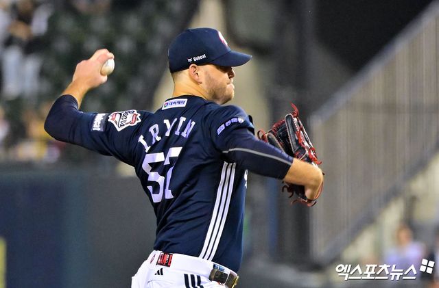 30일 오후 서울 송파구 잠실야구장에서 열린 '2025 신한 SOL Bank KBO리그' 두산 베어스와 LG 트윈스의 경기, 1회말 두산 선발투수 콜 어빈이 공을 힘차게 던지고 있다. 엑스포츠뉴스 잠실, 김한준 기자