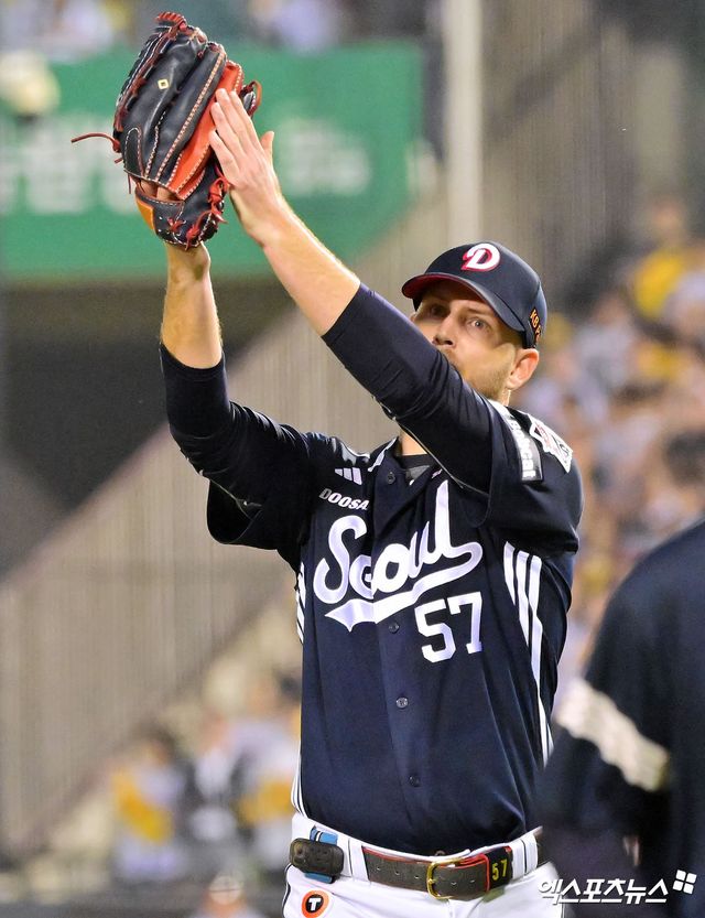 30일 오후 서울 송파구 잠실야구장에서 열린 '2025 신한 SOL Bank KBO리그' 두산 베어스와 LG 트윈스의 경기, 6회말 1사 1,2루 두산 콜 어빈이 마운드를 내려오고 있다. 엑스포츠뉴스 잠실, 김한준 기자