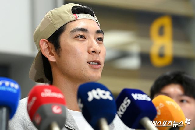 미국 메이저리그 샌프란시스코 자이언츠의 이정후가 2025시즌을 마친 뒤 30일 인천국제공항 제2여객터미널을 통해 귀국했다. 사진 고아라 기자