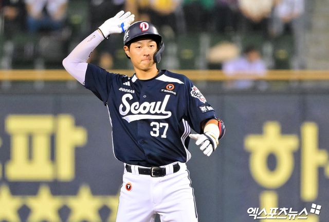 30일 오후 서울 송파구 잠실야구장에서 열린 '2025 신한 SOL Bank KBO리그' 두산 베어스와 LG 트윈스의 경기, 7회초 2사 2루 두산 박지훈이 1타점 2루타를 날리고 있다. 엑스포츠뉴스 잠실, 김한준 기자