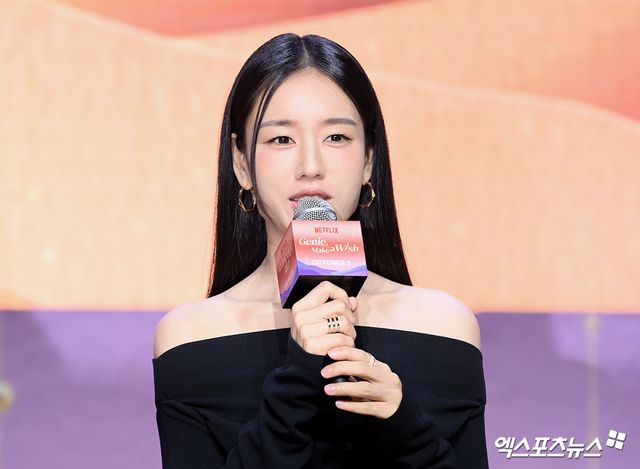 안은진이 취재진의 질문에 답하고 있다