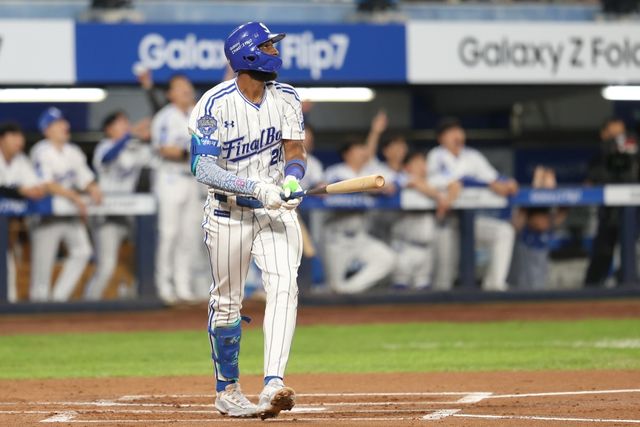 30일 오후 대구삼성라이온즈파크에서 열린 '2025 신한 SOL Bank KBO리그' KIA 타이거즈와 삼성 라이온즈의 경기, 1회말 1사 1, 3루 삼성 르윈 디아즈가 시즌 50호 홈런을 쳤다. 이로써 KBO리그 역대 최초 단일 시즌 50홈런-150타점을 달성했다. 삼성 라이온즈