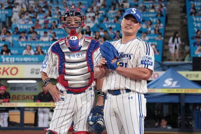 30일 오후 대구삼성라이온즈파크에서 열리는 '2025 신한 SOL Bank KBO리그' KIA 타이거즈와 삼성 라이온즈의 경기, 경기 전 삼성 오승환, 강민호가 미소 짓고 있다. 삼성 라이온즈