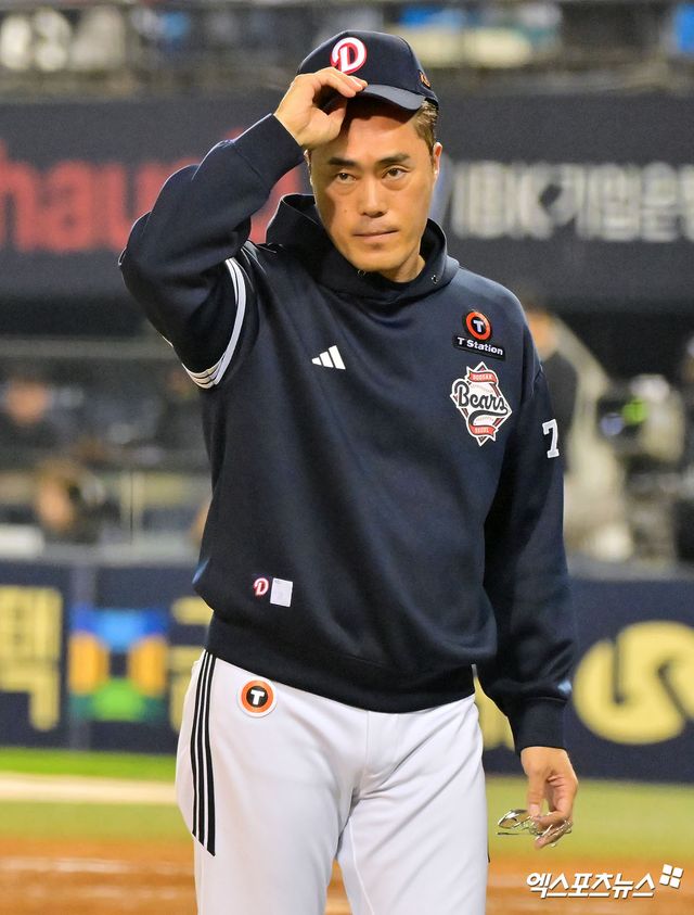 30일 오후 서울 송파구 잠실야구장에서 열린 '2025 신한 SOL Bank KBO리그' 두산 베어스와 LG 트윈스의 경기, 두산이 LG에 6:0으로 승리했다. 이날 경기에서 승리한 두산 조성환 감독대행이 팬들에게 인사를 하고 있다. 엑스포츠뉴스 잠실, 김한준 기자