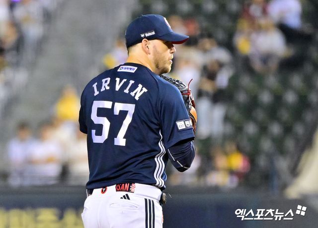 30일 오후 서울 송파구 잠실야구장에서 열린 '2025 신한 SOL Bank KBO리그' 두산 베어스와 LG 트윈스의 경기, 1회말 두산 선발투수 콜 어빈이 공을 힘차게 던지고 있다. 엑스포츠뉴스 잠실, 김한준 기자