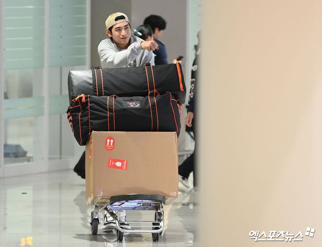 미국 메이저리그 샌프란시스코 자이언츠의 이정후가 2025시즌을 마친 뒤 30일 인천국제공항 제2여객터미널을 통해 귀국했다. 사진 고아라 기자