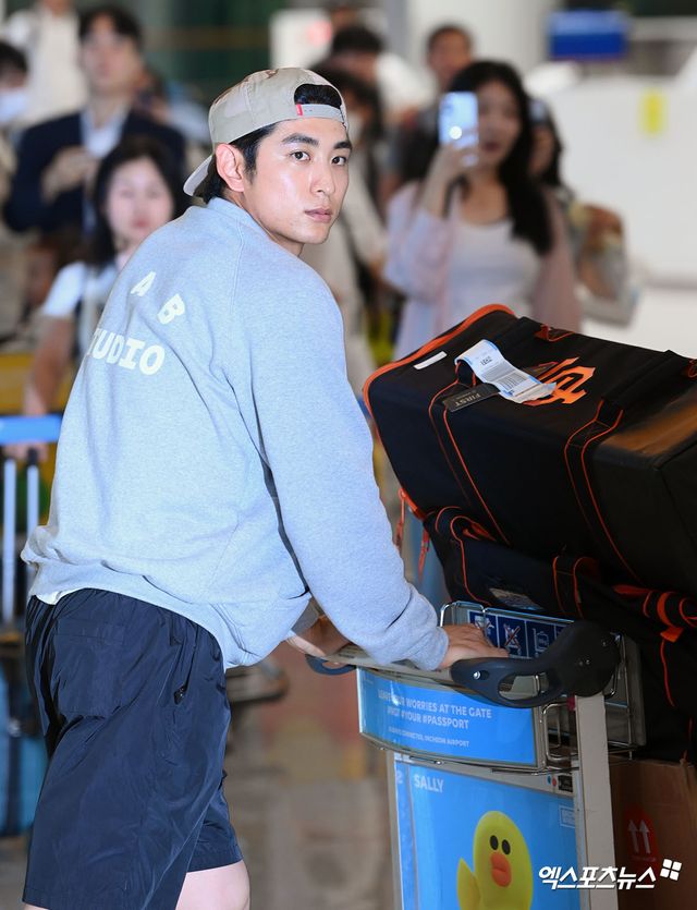 ​ (엑스포츠뉴스 인천공항, 김지수 기자) 미국 메이저리그 샌프란시스코 자이언츠의 이정후가 빅리그 풀타임 시즌을 마치고 귀국했다. 100% 만족할 수는 없지만 얻은 게 많은 한 해였다고 돌아봤다. 이정후는 30일 인천국제공항 제2터미널을 통해 귀국하는 자리에서 "시간이 빠르다는 걸 느낀다. 작년에는 한국에 오고 싶다는 생각이 들기도 했는데, 올해는 그런 게 전혀 없었다. 앞으로 잘 쉬고 내년 준비를 잘 하려고 한다"고 말했다. 이정후는 2023시즌 종료 후 포스팅 시스템을 통해 KBO리그 키움 히어로즈를 떠나 빅리그에 입성했다. 샌프란시스코와&nbsp;계약기간 6년, 총액 1억 1300만 달러(약 1665억원)라는 역대 아시아 타자 포스팅 최고 대우를 받고 화려하게 태평양을 건너갔다. 하지만 이정후의 메이저리그 연착륙은 부상에 가로 막혔다. 2024시즌 개막 직후인 지난해 5월 외야 수비 중 펜스에 충돌, 어깨 부상을 당했다. 결국 수술대에 오르면서 페넌트레이스를 조기 마감했다. 성적도 0.262(145타수 38안타) 2홈런 8타점으로 아쉬움이 남았다.&nbsp; 이정후는 다행히 수술 후 재활, 회복이 순조롭게 이뤄졌다. 메이저리그 데뷔 2년차를 맞은 2025시즌 샌프란시스코가 치른 162경기 중 150경기에 출전, 풀타임을 소화했다. 타율 0.266(560타수 149안타) 8홈런 55타점 10도루의 성적표를 받았다. 장타율과 출루율을 합친 OPS는 0.734를 기록했다.&nbsp; 이정후는 타율의 경우 규정타석을 채운 샌프란시스코 팀 내 타자 중 1위, 3루타 12개로 내셔널리그 전체 3위에 이름을 올렸다. 뛰어나지는 않지만 마냥 나빴다고 보기는 어려운 성적이었다. 이정후는 다만 2025시즌 초반 페이스가 워낙 좋았기 때문에 최종 성적에 대한 아쉬움이 있을 수밖에 없다. 4월까지 30경기 타율 0.319(116타수 37안타) 3홈런 18타점 3도루 OPS 0.901로 펄펄 날았지만 5월부터 조금씩 타격감이 떨어졌다. 특히 6월 25경기 월간 타율 0.143(84타수 12안타)에 그쳤던 까닭에 시즌 전체 타율이 크게 떨어졌다. 이정후는 대신 조금씩 반등에 성공했다. 7월 월간 타율 0.278(79타수 22안타)로 반등한 뒤 8월 월간 타율 0.300(100타수 30안타), 9월 월간 타율 0.315(73타수 31안타)로 제 기량을 되찾았다. 지난 29일 콜로라도 로키스와의 2025시즌 마지막 경기에서는 3안타를 때려내며 유종의 미를 거뒀다. 6월 부진을 제외한 성적을 계산하면 2025시즌 타율은 0.288(476타수 137안타)로 급상승한다.&nbsp; 이정후 개인으로서는 향후 2025시즌 6월 겪었던 최악의 슬럼프를 내년에는 반복하지 않는 게 큰 숙제다. 일단 풀타임 시즌을 부상 없이 잘 마친 만큼 또 한 번의 성장을 다짐 중이다.&nbsp; 이정후는 "올해처럼 야구를 하면서 업다운이 심했던 시즌이 있었나라는 생각이 든다. 경험해 보지 못한 그런 감정들도 느꼈다"며 "거기서 무너지지 않고 조금이라도 치고 올라가는 모습을 보여준 건 다행이다. 앞으로 얼마나 더 오래 야구를 할지 모르겠지만 내 야구 인생에서 중요한 한 해가 되지 않을까 싶다"고 돌아봤다. 또 "타격 사이클이 떨어졌을 때는 '이러다 정말 타율이 1할까지 떨어지는 거 아니야?'라는 생각도 들었다. 타석에서 투수랑 싸워야 되는데 심리적으로 쫓긴 부분도 있다. 한 타석 못 치면 다음에 치면 된다고 생각해 왔는데 (6월에는 안 좋은 결과가) 크게 다가왔다"며 "구단에서 선수들을 비롯해 도움을 주는 사람이 많았는데 감사하다는 말을 전하고 싶다. 이대로 끝내고 싶지 않아 훈련도 시즌 중 많이 했는데 그 중에 하나는 얻어걸리지 않았나 생각한다"고 설명했다.&nbsp;&nbsp; 이정후는 대신 건강하게 풀타임 시즌을 치른 부분에는 큰 의미를 부여했다. 메이저리그 데뷔 첫해였던 2024시즌 부상으로 5월에 페넌트레이스를 조기 마감했기에 올해 보낸 1년이 더 소중하게 느껴진다는 입장이다.&nbsp; 이정후는 빅리그 3년차를 맞이한 내년에는 2025시즌 경험을 바탕으로 한 단계 더 도약을 다짐했다. 개인 성적 역시 전체적으로 더 향상시킬 필요가 있다고 보고 있다. 이정후는 "시즌 시작 전 구단과 얘기했던 게 페넌트레이스 150경기 출전이었다. 이걸 잘 소화했던 건 좋게 생각하고 있다"며 "기록적으로는 모르겠다. 조금씩 다 보완이 필요하다. 기록적으로 만족하는 건 없는 것 같고, 안 아프고 150경기를 뛴 정도만 만족스럽다"고 강조했다. 이어 "처음에는 잘 시작했는데 시작이 좋았던 만큼 좋게 끝낸 것 같진 않다. 한창 좋았을 때 모습을 1년 내내 보여주는 게 내 목표가 될 것 같다. 비시즌 열심히 잘 준비해서 잘 해보겠다"고 각오를 밝혔다.&nbsp;&nbsp; 이정후는 2025시즌 가장 어려움을 겪었던 부분 기술적인 것보다 멘탈을 꼽았다. 지난 2017년 KBO리그에서 데뷔, 프로 커리어를 시작한 뒤 처음으로 느낀 감정들이 많았다고 돌아봤다. 이정후는 "기술도 기술이지만 심리적인 부분 같은 경우 내가 어디서 배워본 적이 없다"며 "기술이 부족한 부분은 전문가에게 가서 배울 수라도 있지만, 심리적인 건 경험해 보지 않으면 모른다. 올해 경험한 게 앞으로 내가 야구를 하는 데 있어 좋은 자양분이 될 것 같다. 너무 안 좋게만 생각하는 게 아니라 이것을 발판 삼아서 더 좋은 선수가 돼야겠다는 생각도 많이 했다"고 했다. 사진=엑스포츠뉴스 인천 공항, 고아라 기자&nbsp;​