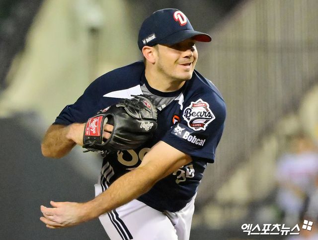 30일 오후 서울 송파구 잠실야구장에서 열린 '2025 신한 SOL Bank KBO리그' 두산 베어스와 LG 트윈스의 경기, 7회말 두산 잭 로그가 공을 힘차게 던지고 있다. 엑스포츠뉴스 잠실, 김한준 기자