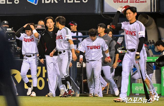 30일 오후 서울 송파구 잠실야구장에서 열린 '2025 신한 SOL Bank KBO리그' 두산 베어스와 LG 트윈스의 경기, 두산이 LG에 6:0으로 승리했다. 경기종료 후 LG 선수단이 그라운드로 나오고 있다. 엑스포츠뉴스 잠실, 김한준 기자