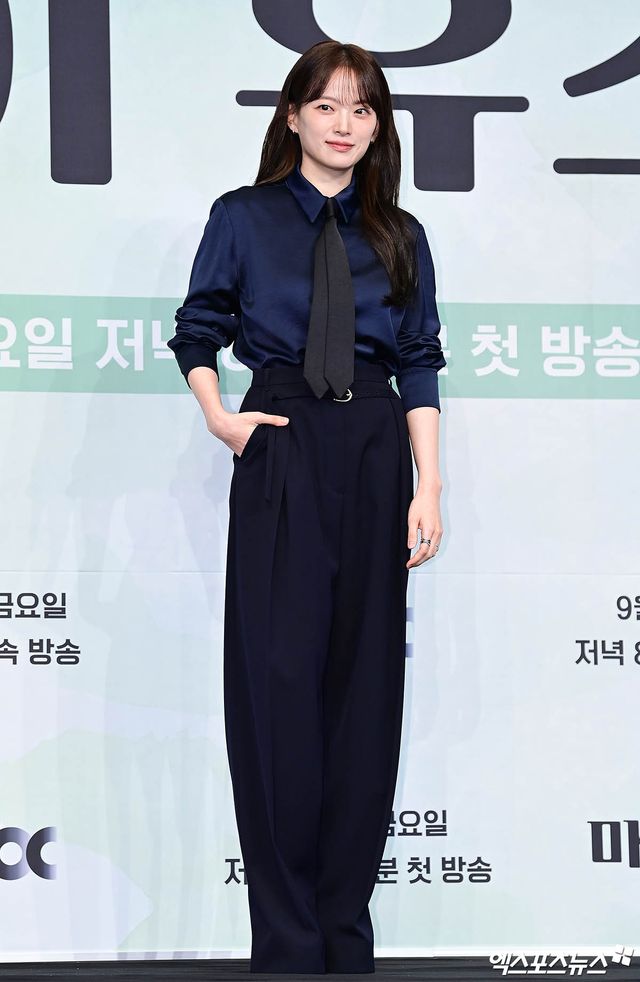 돋보이는 잘록 허리