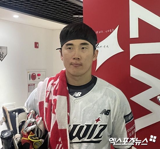 KT 위즈 허경민이 3일 수원KT위즈파크에서 열린 2025 신한 SOL Bank KBO리그 롯데 자이언츠와 홈경기를 마치고 취재진과 인터뷰에 응하고 있다. 엑스포츠뉴스 수원, 김유민 기자