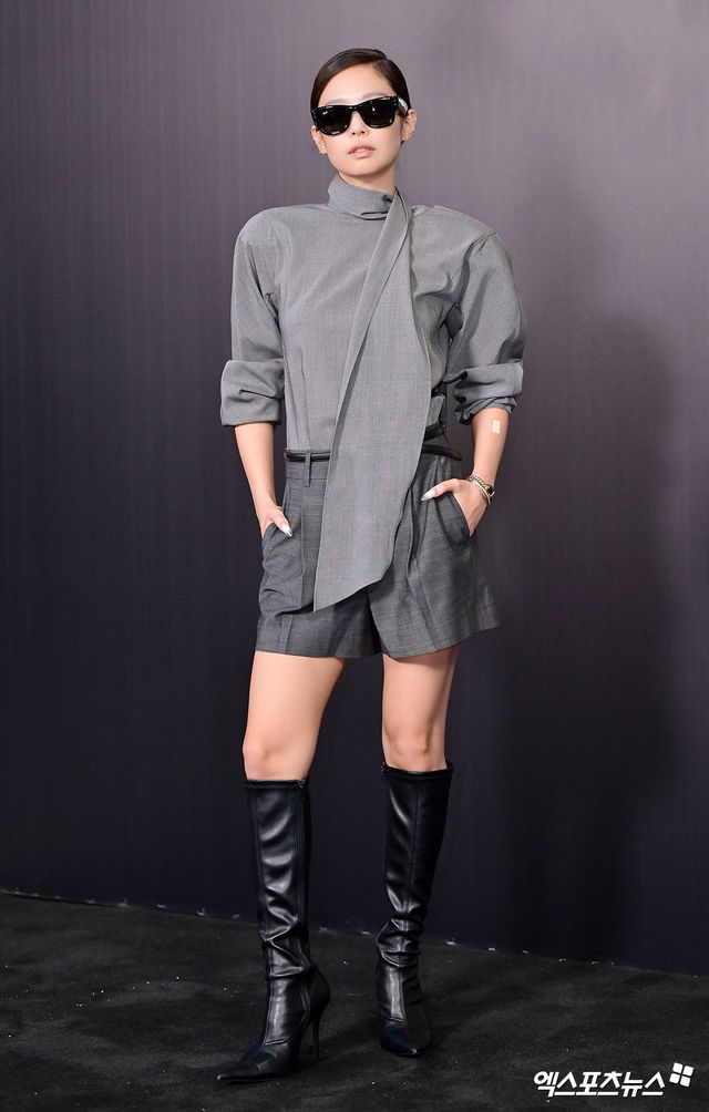 블랙핑크 제니가 포즈를 취하고 있다.