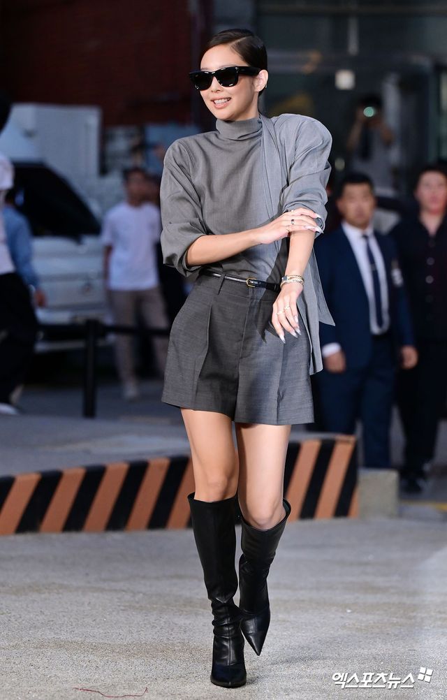 블랙핑크 제니가 입장하고 있다.