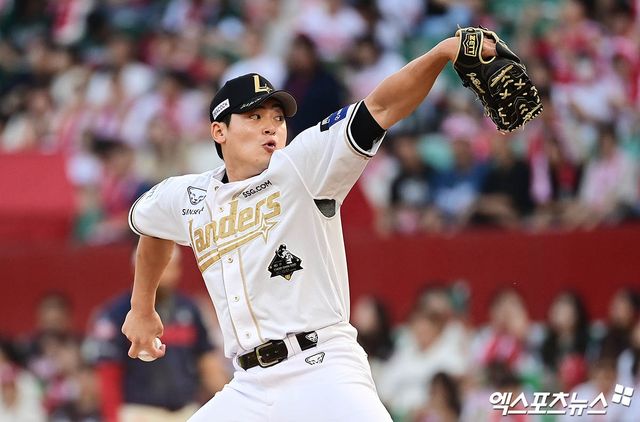 14일 오후 인천SSG랜더스필드에서 열린 '2025 신한 SOL Bank KBO리그' 롯데 자이언츠와 SSG 랜더스의 경기, 8회초 2사 1,3루 SSG 조병현이 역투하고 있다. 엑스포츠뉴스 DB