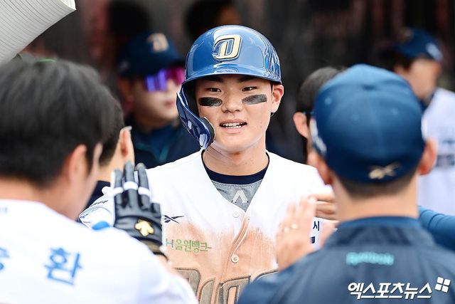 31일 오후 경상남도 창원NC파크에서 열린 '2025 신한 SOL Bank KBO리그' 한화 이글스와 NC 다이노스의 경기, 5회말 무사 1,3루 NC 데이비슨의 1타점 희생플라이 때 3루주자 김주원이 득점을 올린 뒤 더그아웃에서 동료들과 하이파이브를 나누고 있다. 엑스포츠뉴스 DB