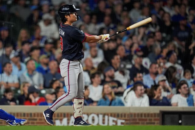 애틀랜타 브레이브스 내야수 김하성이 4일(한국시간) 미국 일리노이주 시카고의 리글리필드에서 열린 2025 미국 메이저리그(MLB) 시카고 컵스와의 원정경기에 7번타자 겸 유격수로 선발 출전해 4타수 1안타(1홈런) 3타점을 기록했다. AP 연합뉴스