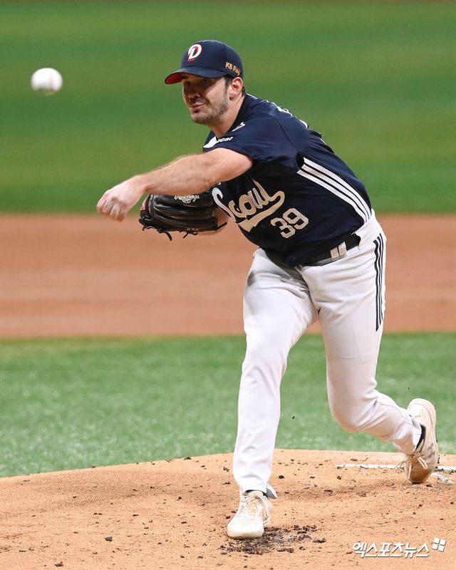 8일 오후 서울 구로구 고척스카이돔에서 열린 '2025 신한 SOL Bank KBO리그' 두산 베어스와 키움 히어로즈의 경기, 1회말 두산 선발투수 잭로그가 공을 힘차게 던지고 있다. 엑스포츠뉴스 DB