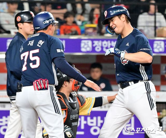 13일 오후 대전 한화생명 볼파크에서 열린 '2025 신한 SOL Bank KBO리그' 두산 베어스와 한화 이글스의 경기, 8회초 2사 1루 두산 김재환이 투런 홈런을 날린 후 기뻐하고 있다. 엑스포츠뉴스 DB
