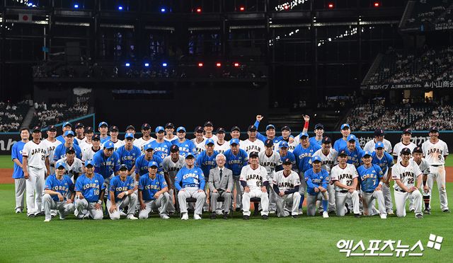 22일 일본 홋카이도 에스콘필드에서 열린 '한일 드림 플레이어즈 게임'에서 양 팀 선수단이 기념촬영을 하고 있다. 엑스포츠뉴스 DB