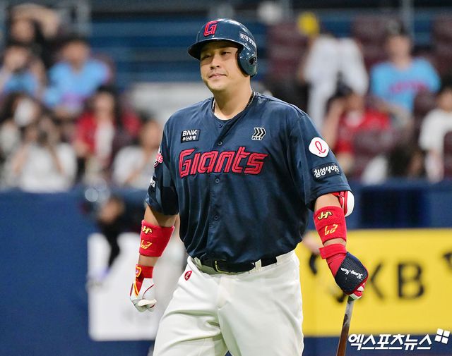 롯데 자이언츠 포수 유강남이 6일 인천 SSG랜더스필드에서 열릴 예정이었던 2025 신한 SOL Bank KBO리그 SSG 랜더스와의 팀 간 15차전 우천취소로 몸을 회복할 수 있는 시간을 벌었다. 사진 엑스포츠뉴스 DB