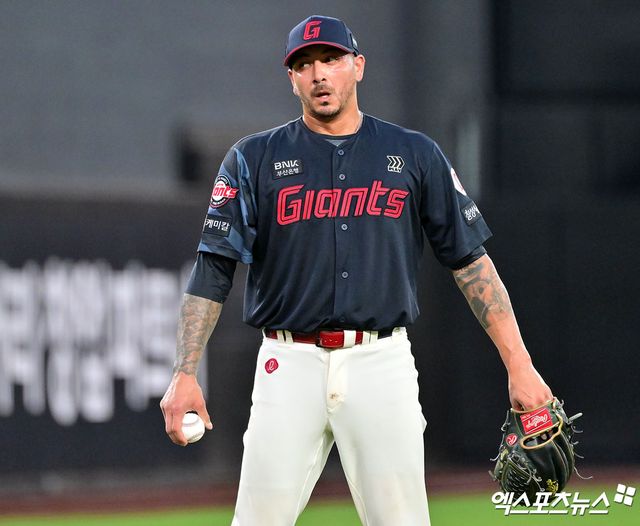 롯데 자이언츠 외국인 투수 빈스 벨라스케즈가 지난 9월 5일 SSG 랜더스전에 선발등판, 4⅓이닝 84구 7피안타 3피홈런 5탈삼진 3사사구 6실점으로 부진했다. 사진 엑스포츠뉴스 DB