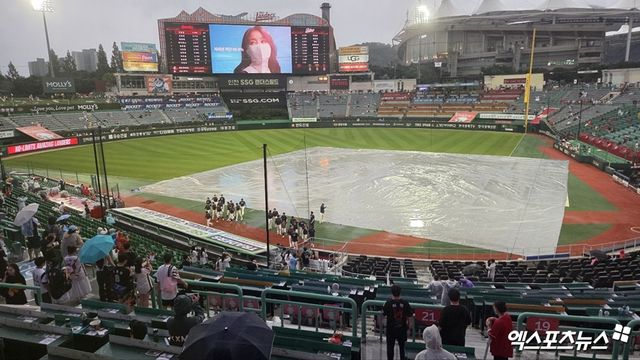 6일 인천 SSG랜더스필드에서 열릴 예정이었던 2025 신한 SOL Bank KBO리그 롯데 자이언츠와 SSG 랜더스의 팀 간 15차전이 비로 취소됐다. 사진 엑스포츠뉴스