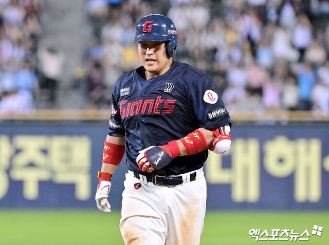 롯데 자이언츠 포수 유강남이 6일 인천 SSG랜더스필드에서 열릴 예정이었던 2025 신한 SOL Bank KBO리그 SSG 랜더스와의 팀 간 15차전 우천취소로 몸을 회복할 수 있는 시간을 벌었다. 사진 엑스포츠뉴스 DB