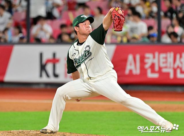 29일 오후 수원KT위즈파크에서 열린 '2025 신한 SOL Bank KBO리그' KIA 타이거즈와 KT 위즈의 경기, 9회초 KT 박건우가 공을 힘차게 던지고 있다. 엑스포츠뉴스 DB