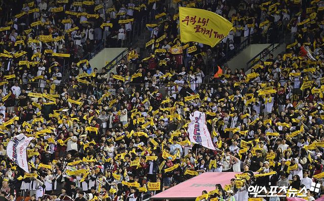 LG 트윈스가 7일 서울 잠실야구장에서 열린 2025 신한 SOL Bank KBO리그 SSG 랜더스와의 팀 간 16차전에서 매진을 기록, 시즌 140만 관중을 돌파했다. 1990년 팀 창단 이후 단일 시즌 최다 관중 동원 신기록을 작성했다. 사진 엑스포츠뉴스 DB