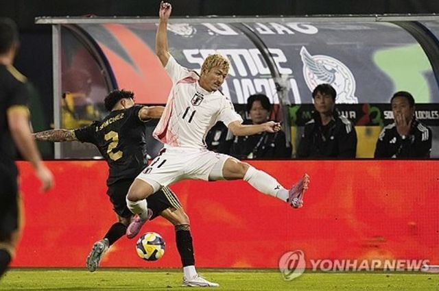 일본과 멕시코가 미국 오클랜드에서 열린 친선 평가전에서 치열한 공방 끝에 무득점으로 승부를 가리지 못했다. 2026 FIFA&nbsp;북중미 월드컵을 앞두고 전력을 점검하는 자리였지만, 두 팀 모두 골망을 흔들지 못한 채 답답한 흐름 속에서 경기를 마무리했다. 일본은 7일(한국시간) 미국 캘리포니아주 오클랜드-알라메다 카운티 콜리세움에서 열린 A매치 평가전에서 멕시코와 0-0으로 비겼다. 일본은 이번 경기 앞두고 선수 대부분을 유럽파 빅리거로 채운 상태여서 세계적인 관심을 받았으나 멕시코전 수적 우세에서도 졸전을 펼쳤다. 연합뉴스