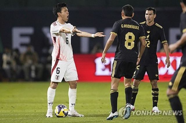 일본과 멕시코가 미국 오클랜드에서 열린 친선 평가전에서 치열한 공방 끝에 무득점으로 승부를 가리지 못했다. 2026 FIFA&nbsp;북중미 월드컵을 앞두고 전력을 점검하는 자리였지만, 두 팀 모두 골망을 흔들지 못한 채 답답한 흐름 속에서 경기를 마무리했다. 일본은 7일(한국시간) 미국 캘리포니아주 오클랜드-알라메다 카운티 콜리세움에서 열린 A매치 평가전에서 멕시코와 0-0으로 비겼다. 일본은 이번 경기 앞두고 선수 대부분을 유럽파 빅리거로 채운 상태여서 세계적인 관심을 받았으나 멕시코전 수적 우세에서도 졸전을 펼쳤다. 연합뉴스