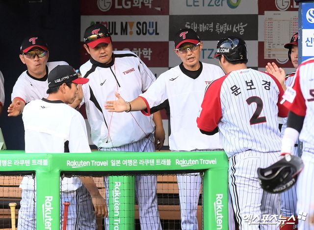 염경엽 감독이 이끄는 LG 트윈스가 7일 서울 잠실야구장에서 열린 2025 신한 SOL Bank KBO리그 SSG 랜더스와의 팀 간 16차전 패배에도 2위 한화 이글스가 삼성 라이온즈에 패하면서 1위 확정 매직 넘버를 줄였다. 사진 엑스포츠뉴스 DB