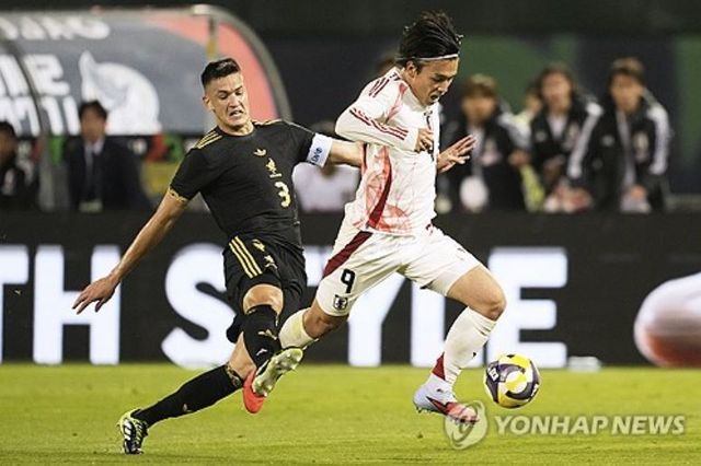 일본과 멕시코가 미국 오클랜드에서 열린 친선 평가전에서 치열한 공방 끝에 무득점으로 승부를 가리지 못했다. 2026 FIFA&nbsp;북중미 월드컵을 앞두고 전력을 점검하는 자리였지만, 두 팀 모두 골망을 흔들지 못한 채 답답한 흐름 속에서 경기를 마무리했다. 일본은 7일(한국시간) 미국 캘리포니아주 오클랜드-알라메다 카운티 콜리세움에서 열린 A매치 평가전에서 멕시코와 0-0으로 비겼다. 일본은 이번 경기 앞두고 선수 대부분을 유럽파 빅리거로 채운 상태여서 세계적인 관심을 받았으나 멕시코전 수적 우세에서도 졸전을 펼쳤다. 연합뉴스