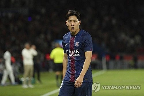 프랑스 유력지 레퀴프는 7일 '곤살루 하무스, 이브라힘 음바예, 이강인. 우스만 뎀벨레와 데지레 두에의 부상 이후 PSG에서 그들을 대체할 선수는 누구일까?'라고 보도했다. PSG는 최근 프랑스 축구 국가대표팀에 차출된 우스망 뎀벨레와 데지레 두에가 부상으로 쓰러지면서 공격진을 재정비해야 하는 상황에 놓였다. 이강인 차례가 올 법도 하지만 레퀴프는 17세 이브라힘 음바예가 이강인 밀어내고 두에 빈 자리에 들어갈 것으로 예상했다. 연합뉴스