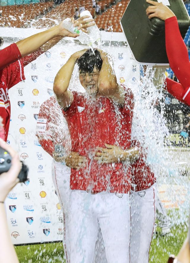 SSG 랜더스 김광현이 7일 서울 잠실야구장에서 열린 2025 신한 SOL Bank KBO리그 LG 트윈스와의 팀 간 16차전에 선발등판, KBO 통산 2000탈삼진을 기록하고 팀 승리를 이끌었다. 사진 SSG 랜더스 