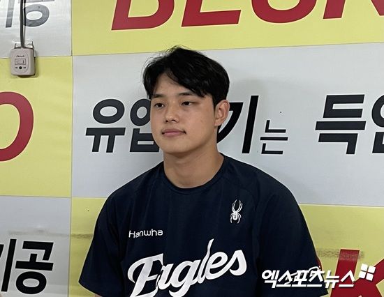 지난 6일 대구 삼성라이온즈파크에서 열린 2025 신한 SOL 뱅크 KBO리그 삼성 라이온즈와 원정경기에서 시즌 11호 선발승을 따낸 한화 이글스 문동주가 취재진과 인터뷰에 응하고 있다. 엑스포츠뉴스 대구, 김유민 기자