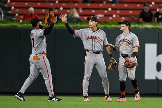 샌프란시스코 자이언츠 외야수 이정후가 7일 미국 미주리주 세인트루이스 부시 스타디움에서 열린 2025 메이저리그 세인트루이스 카디널스와 원정 경기에 1번 타자 중견수로 선발 출전해 4타수 2안타 멀티히트 경기를 펼쳤다. 9월 들어 4경기 연속 안타 행진을 이어간 이정후는 9월 월간 타율을 0.636까지 끌어 올렸다. 연합뉴스