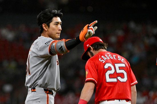 샌프란시스코 자이언츠 외야수 이정후가 7일 미국 미주리주 세인트루이스 부시 스타디움에서 열린 2025 메이저리그 세인트루이스 카디널스와 원정 경기에 1번 타자 중견수로 선발 출전해 4타수 2안타 멀티히트 경기를 펼쳤다. 9월 들어 4경기 연속 안타 행진을 이어간 이정후는 9월 월간 타율을 0.636까지 끌어 올렸다. 연합뉴스