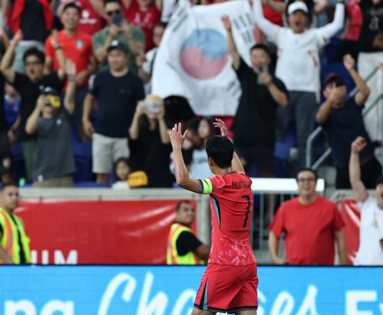 홍명보 감독이 이끄는 대한민국 축구 국가대표팀은 7일 미국 뉴저지주 해리슨에 위치한 스포츠 일러스트레이티드 스타디움에서 열린 미국과의 평가전 전반전을 전반 18분 손흥민(LAFC)의 선제골과 전반 43분 이동경(김천상무)의 추가골에 힘입어 2-0으로 마쳤다. 특히 이날 3-4-3 포메이션에서 전방 원톱을 맡은 손흥민은 선제골을 터트리고 추가골을 돕는 등 녹슬지 않은 실력을 과시하면서 9개월 앞으로 다가온 월드컵에서 주전 공격수 및 주장으로 활약할 수 있음을 알렸다. 홍 감독이 공언했던 백3가 잘 통한 것도 소득이었다. 연합뉴스 