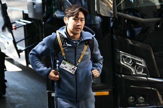 프랑스 유력지 레퀴프는 7일 '곤살루 하무스, 이브라힘 음바예, 이강인. 우스만 뎀벨레와 데지레 두에의 부상 이후 PSG에서 그들을 대체할 선수는 누구일까?'라고 보도했다. PSG는 최근 프랑스 축구 국가대표팀에 차출된 우스망 뎀벨레와 데지레 두에가 부상으로 쓰러지면서 공격진을 재정비해야 하는 상황에 놓였다. 이강인 차례가 올 법도 하지만 레퀴프는 17세 이브라힘 음바예가 이강인 밀어내고 두에 빈 자리에 들어갈 것으로 예상했다. 연합뉴스