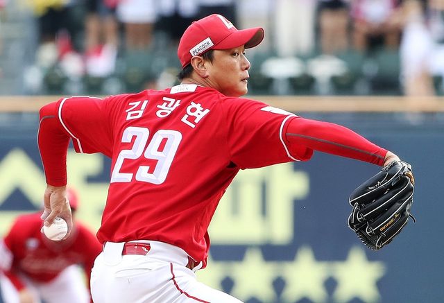 SSG 랜더스 김광현이 7일 서울 잠실야구장에서 열린 2025 신한 SOL Bank KBO리그 LG 트윈스와의 팀 간 16차전에 선발등판, 5이닝 3실점으로 승리투수가 됐다. 사진 SSG 랜더스