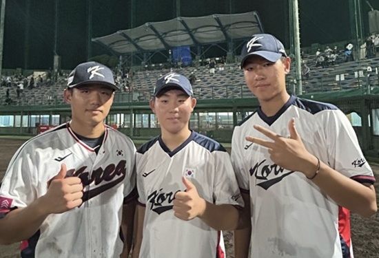 사진 왼쪽부터 엄준상, 이태양, 신동건이 이탈리아전 승리 뒤 포즈를 취하고 있다. 대한야구소프트볼협회