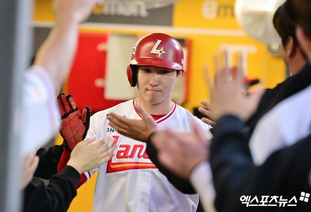 SSG 랜더스 내야수 박성한이 7일 서울 잠실야구장에서 열린 2025 신한 SOL Bank KBO리그 LG 트윈스와의 팀 간 16차전에서 3안타 2타점 2득점을 기록, 팀 5연승을 이끌었다. 사진 엑스포츠뉴스 DB