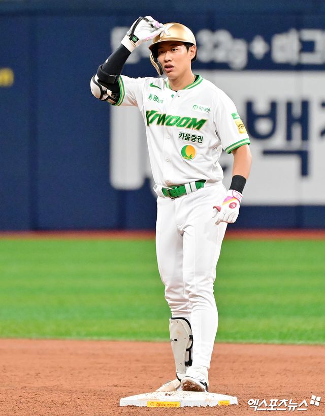 키움 히어로즈 내야수 송성문이 2025년 8월 KBO리그 월간 MVP로 선정됐다. 송성문은 데뷔 첫 월간 MVP 수상이자 지난 2022년 6월 이정후 이후 38개월 만에 구단 출신 월간 MVP가 됐다. 송성문은 LG 트윈스 투수 톨허스트와 치열한 경쟁 끝에 단 6.25점 차로 제치고 월간 MVP를 거머쥐었다. 엑스포츠뉴스 DB